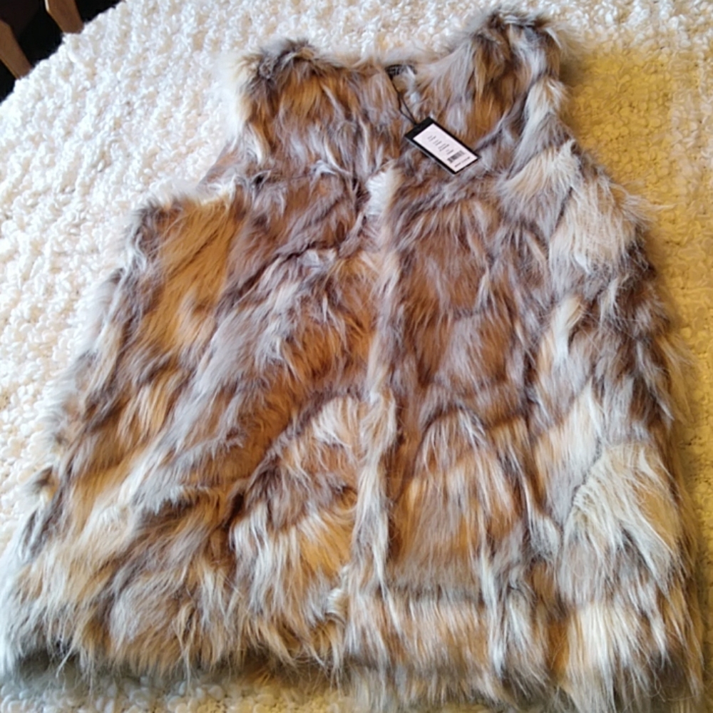 Romeo & Juliet Couture Cream Faux Fur Vest with Open Front and V-Neckline